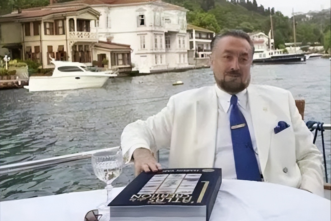 2018年，土耳其邪教魔头获刑1075年！上千名女性曾被其洗脑