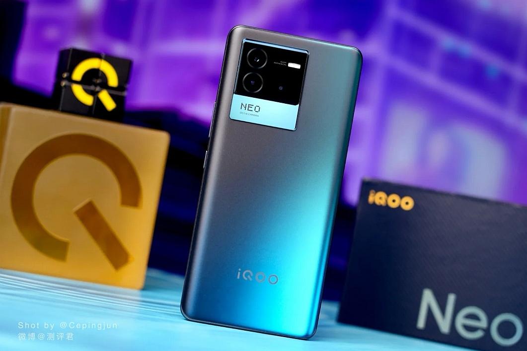 覆盖立体散热系统,双扬声器,线性马达,游戏体验还行;后置主摄三星gw3