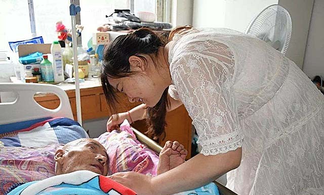 安徽光棍兄弟收养弃婴，给拖拉机装土赚奶粉钱，34年后女婴成教师