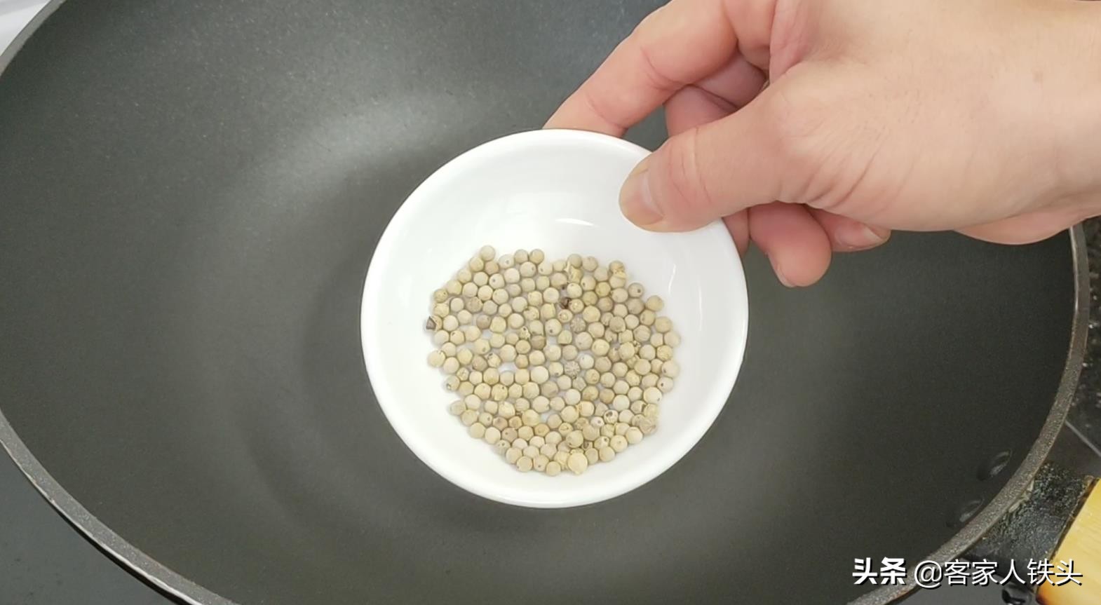 猪肚煲汤？广东人的做法最正宗，一开盖香扑鼻，汤色奶白特别好喝