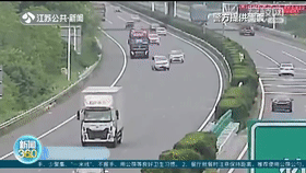 小车高速爆胎变成“碰碰车”！夏季高温车主应注意轮胎安全
