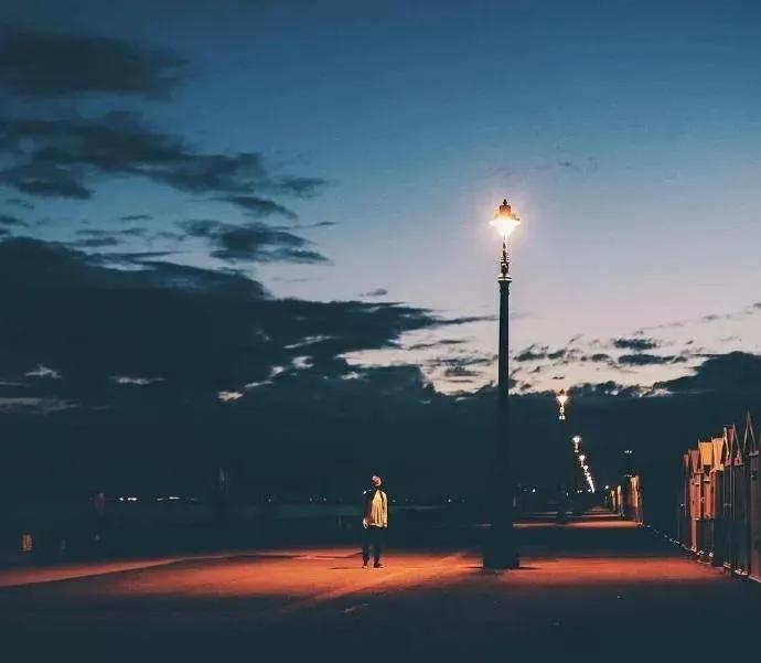 关于孤独的文案|夜晚我用呼吸,点燃星辰