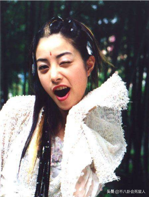 粘贴九首歌曲，皮肤失败，精神障碍，未婚生活，银杏的幸福