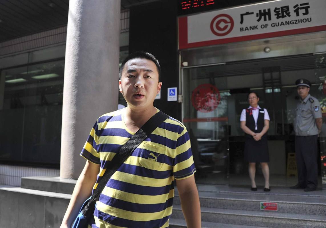 2006年，小伙因ATM机故障多取17万，被判无期后不服，重审改判5年