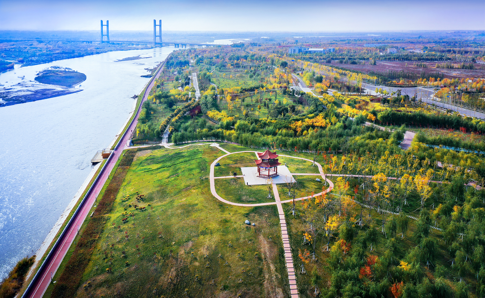 可克达拉市朱雀湖公园到处都是水系,到处都是绿色,到处都是公园,到处