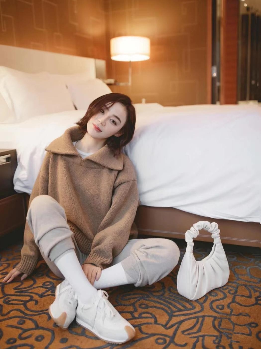 如果你和袁姗姗一样,属于上身凹凸有致型,在我们穿着修身的衣服时