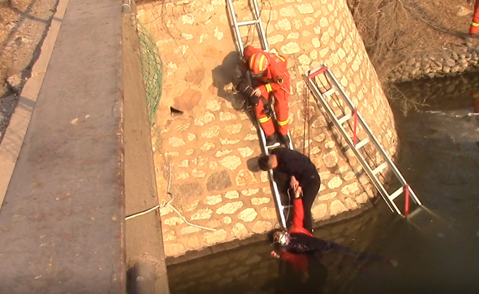 天津：数九天老人不慎坠河，“无名英雄”伸出援手