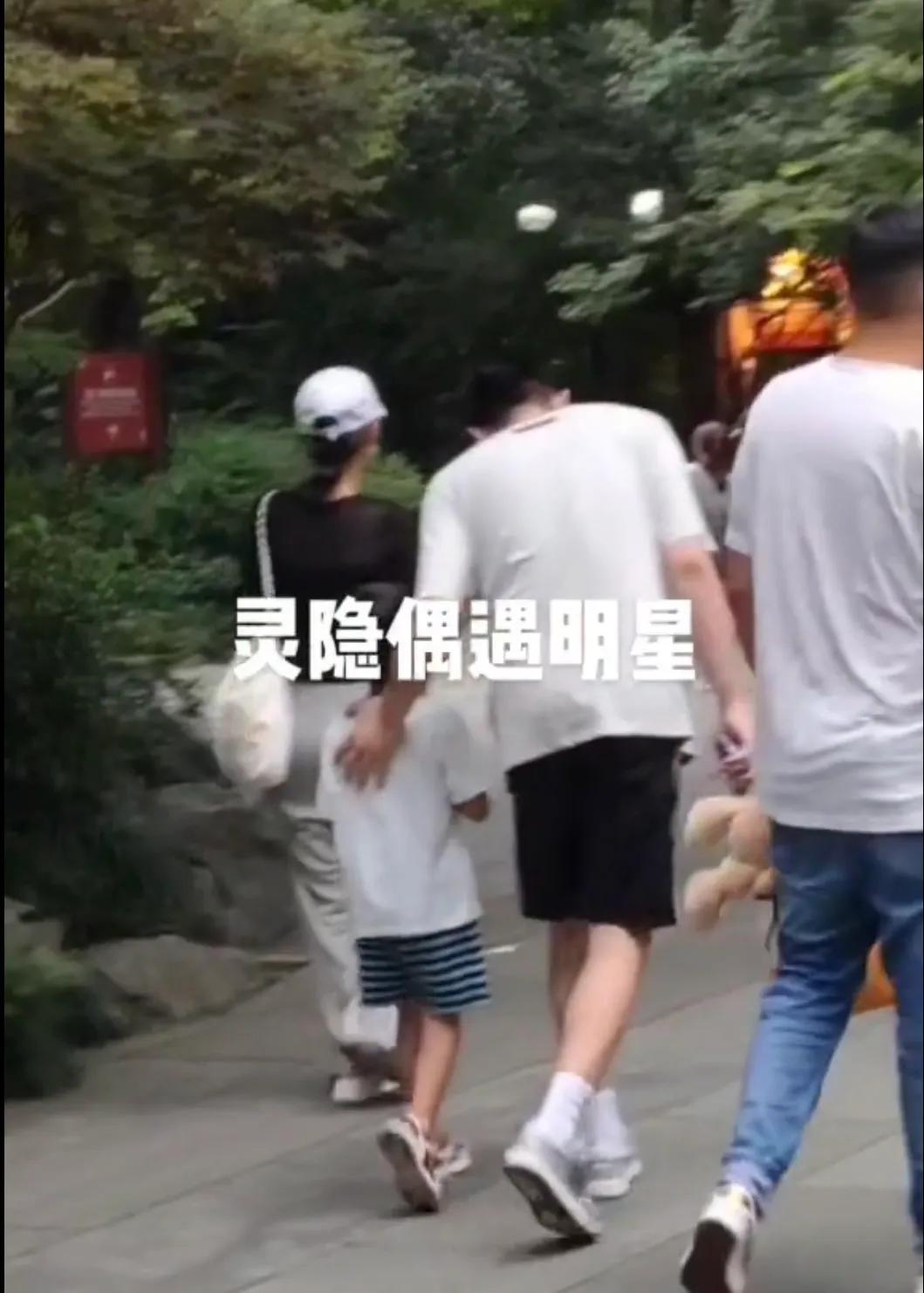 偶遇张嘉倪买超夫妇带娃出游，一家四口其乐融融，互动温馨有爱