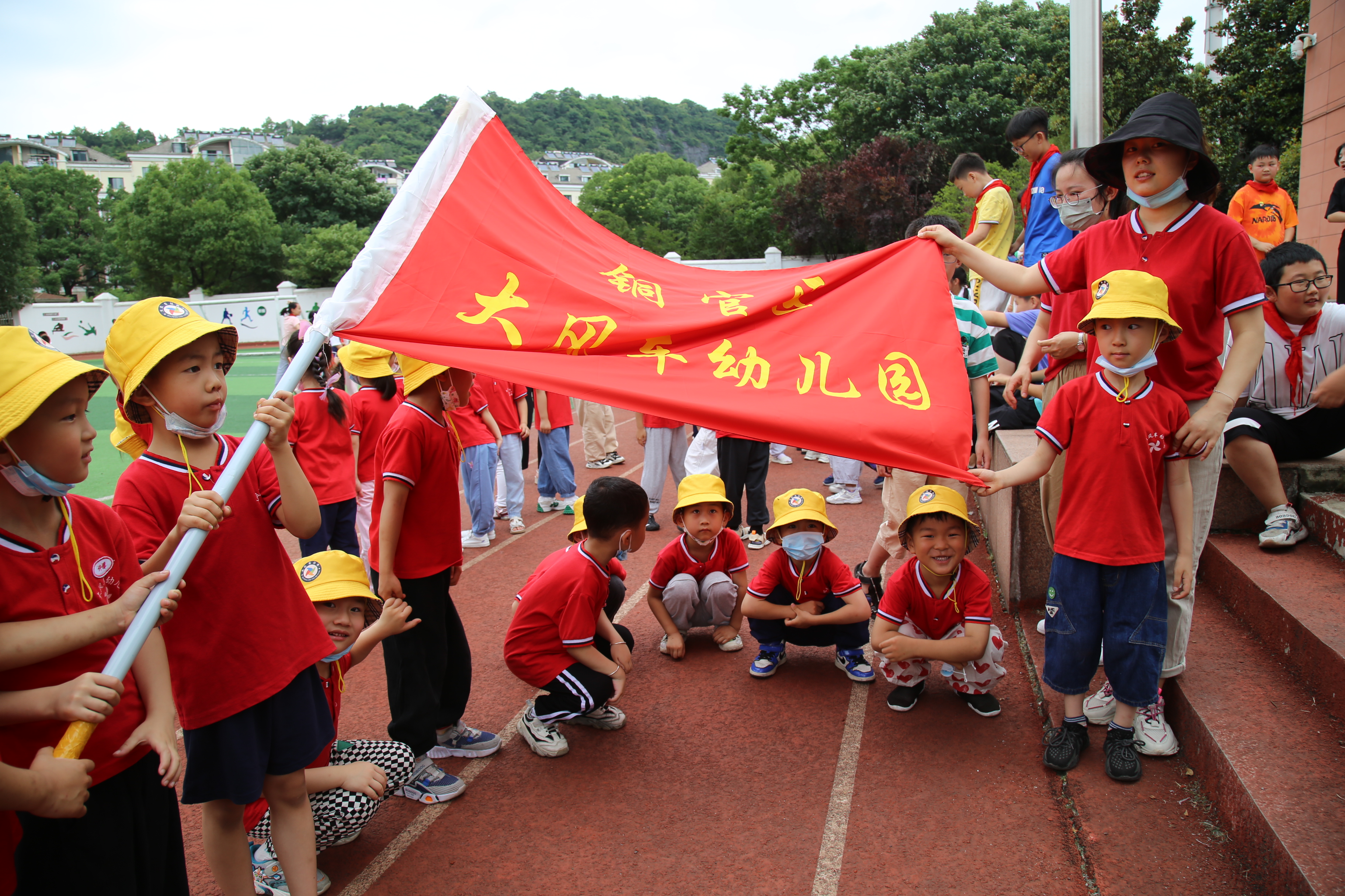 幼儿园孩子进东方红小学 体验小学生活