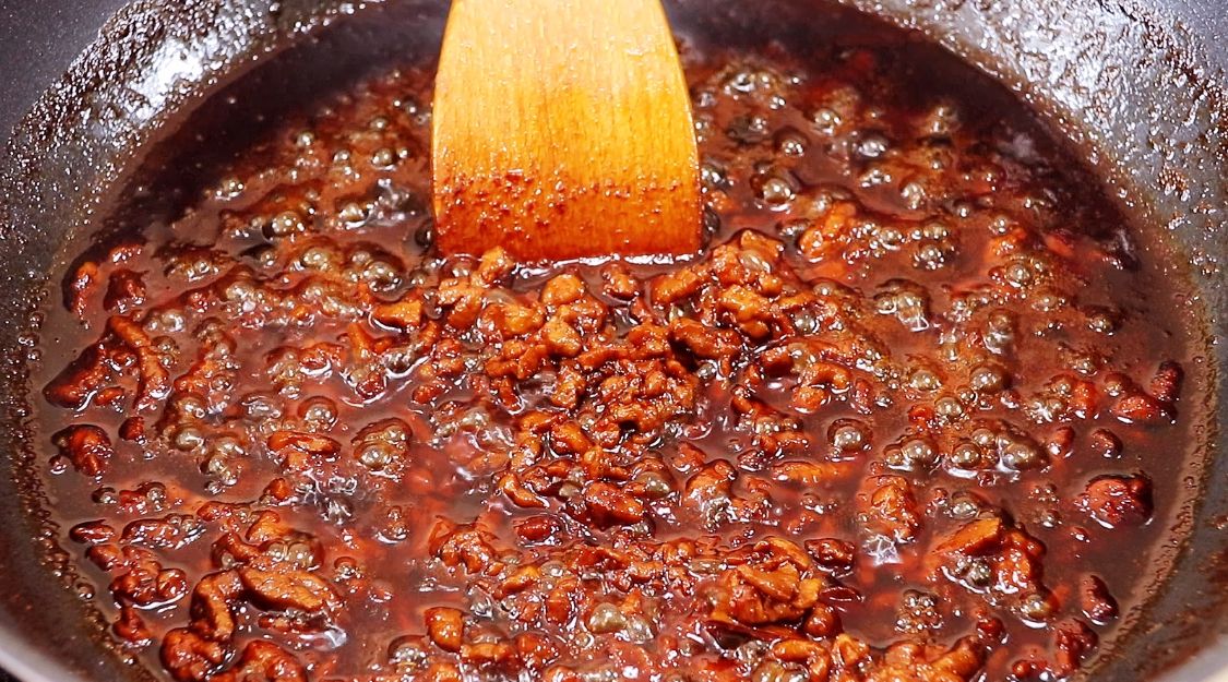 一道过年必备万能酱，一次做10斤，保存一个月不坏，拌饭拌面好吃