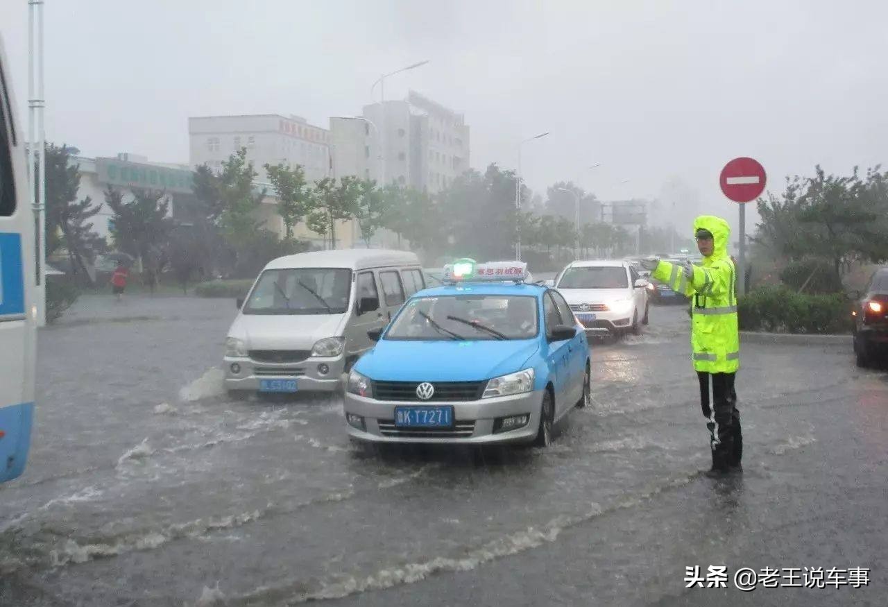 高速公路行駛，突遇暴雨可以靠邊停車嗎？交警給出正確答案