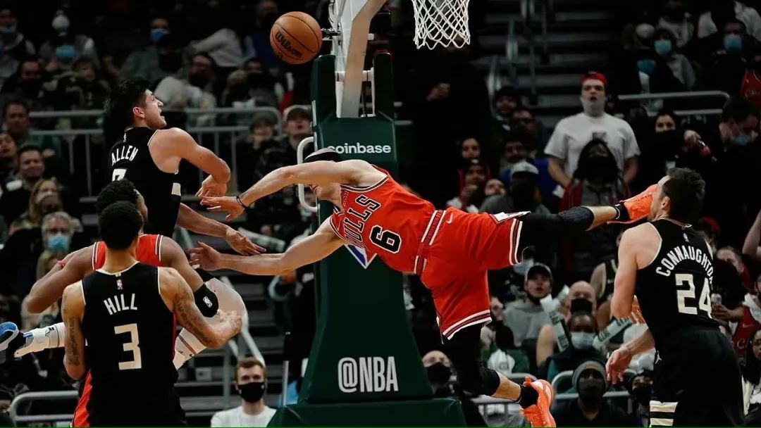 nba球员为什么勾脚(脏啊！对卡鲁索犯规的雄鹿球员阿伦，什么来头？屡教不改的恶汉)