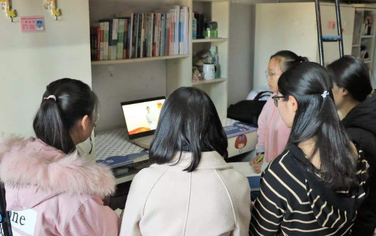 室友们竟在偷偷学习，被惊醒的女大学生很无奈，说好一起躺平呢？