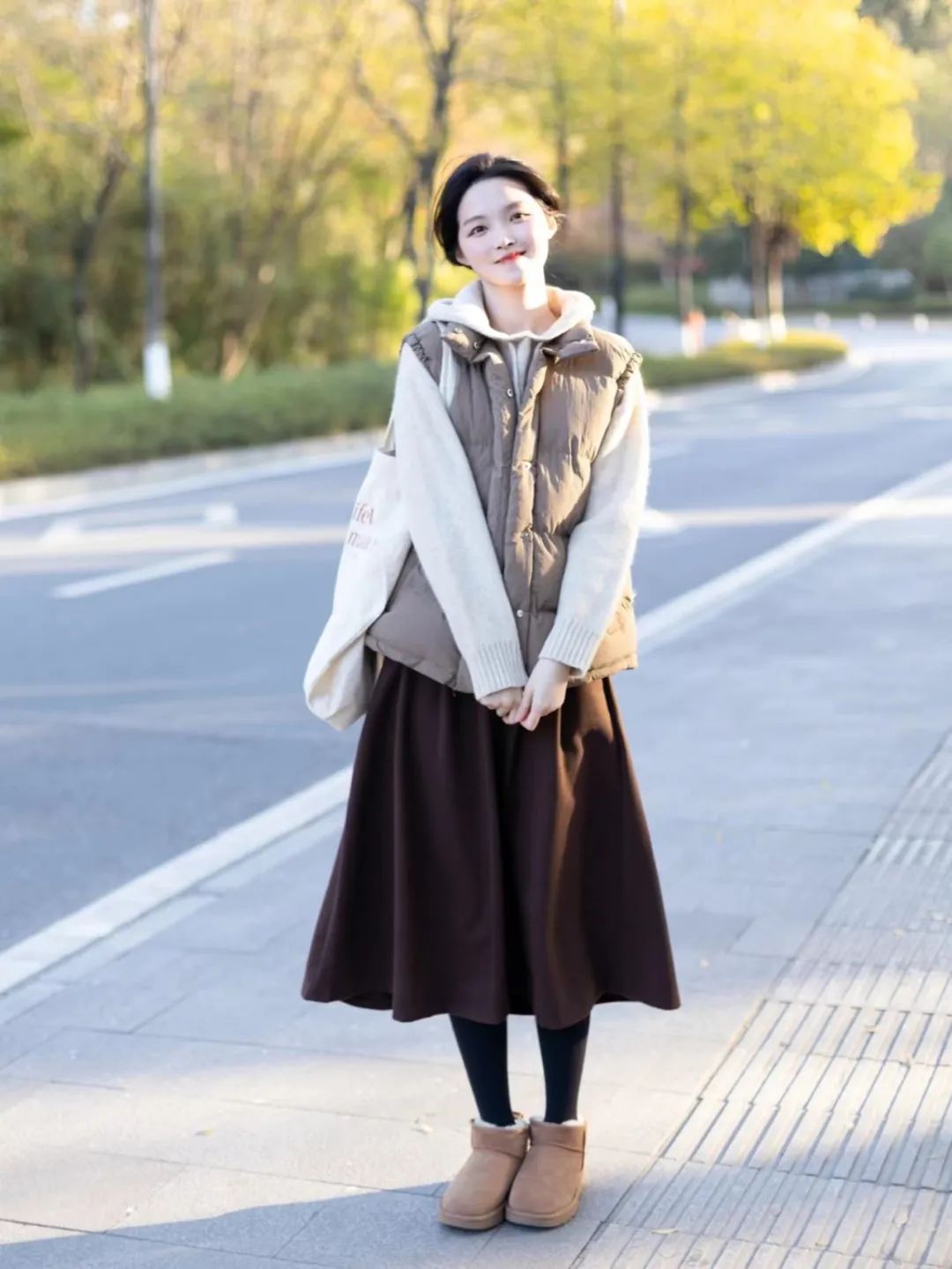 搭配裤子的话,黑色卫裤不推荐了,看着蛮路人的,灰色,白色的裤子看上去