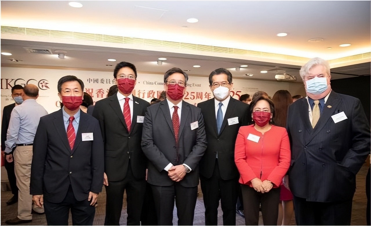 霍启山亮相有大将范！穿西装秀笔挺身材，比哥哥霍启刚更帅