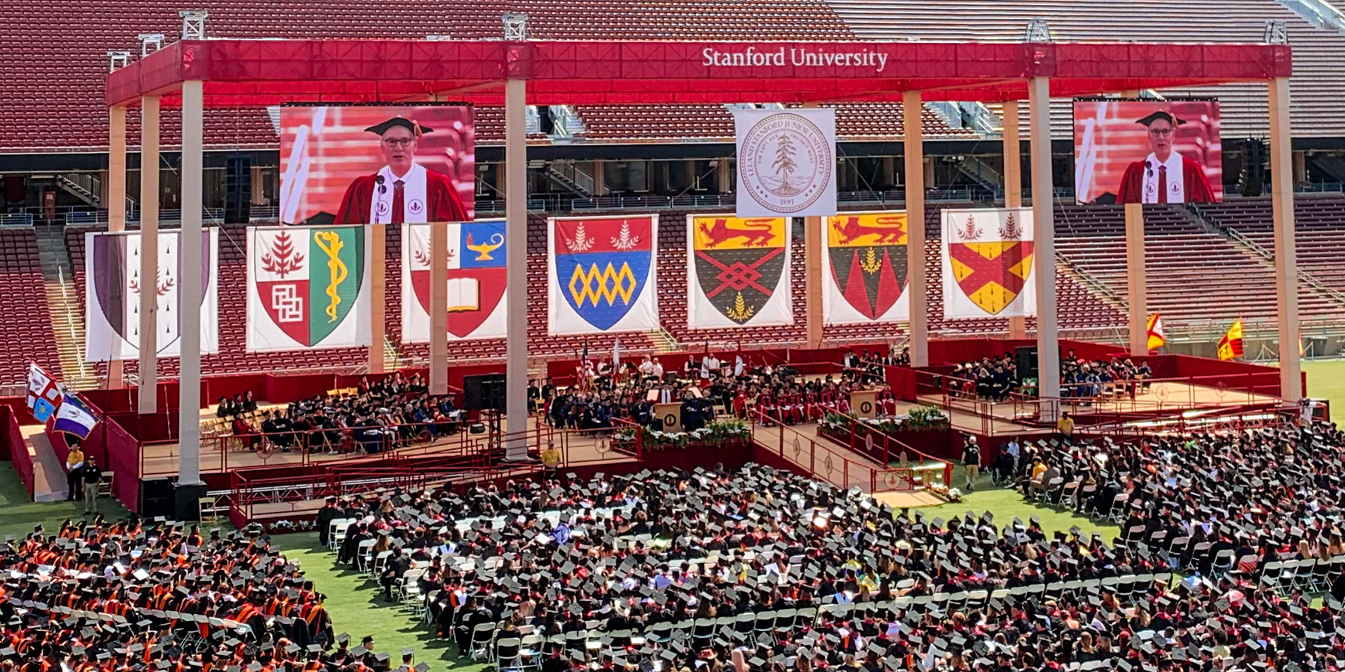 美国大学公布2022毕业生名单，哪些专业受中国学霸青睐？