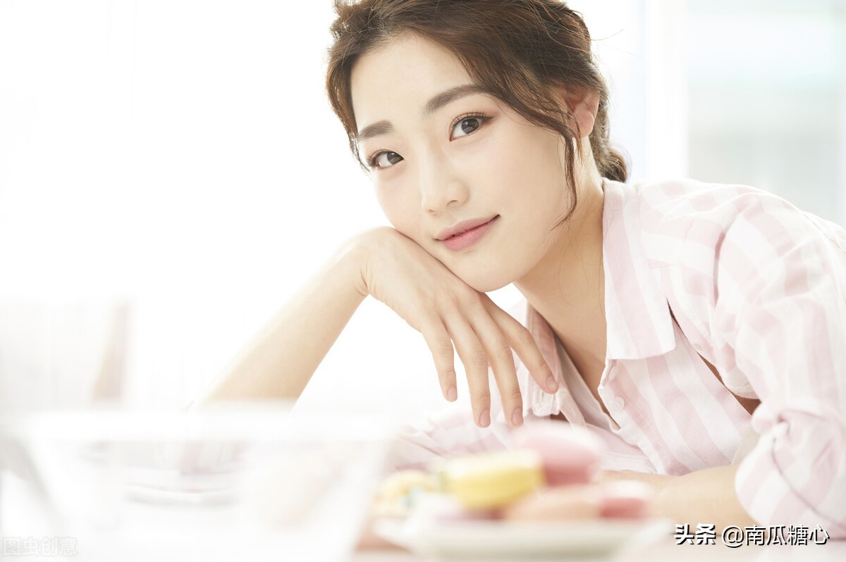 女性具有吸引他人的魅力优雅气质美女的简单特征