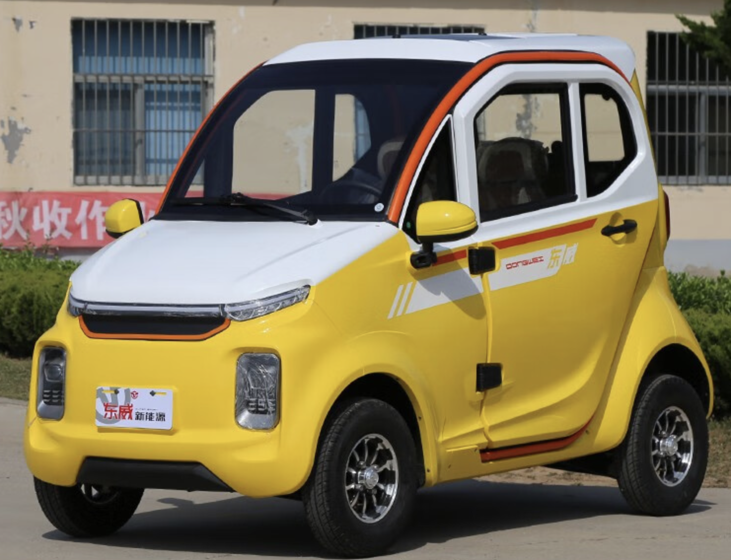 这是一款小两门的低速电动车,整车尺寸为2535/1200/1600mm,采用了两门