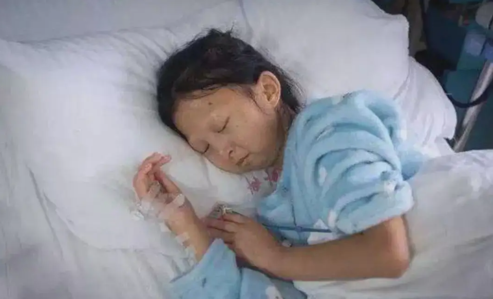 2020年，贵州一名女大学生因患“早老症”不幸离世，生前只有43斤