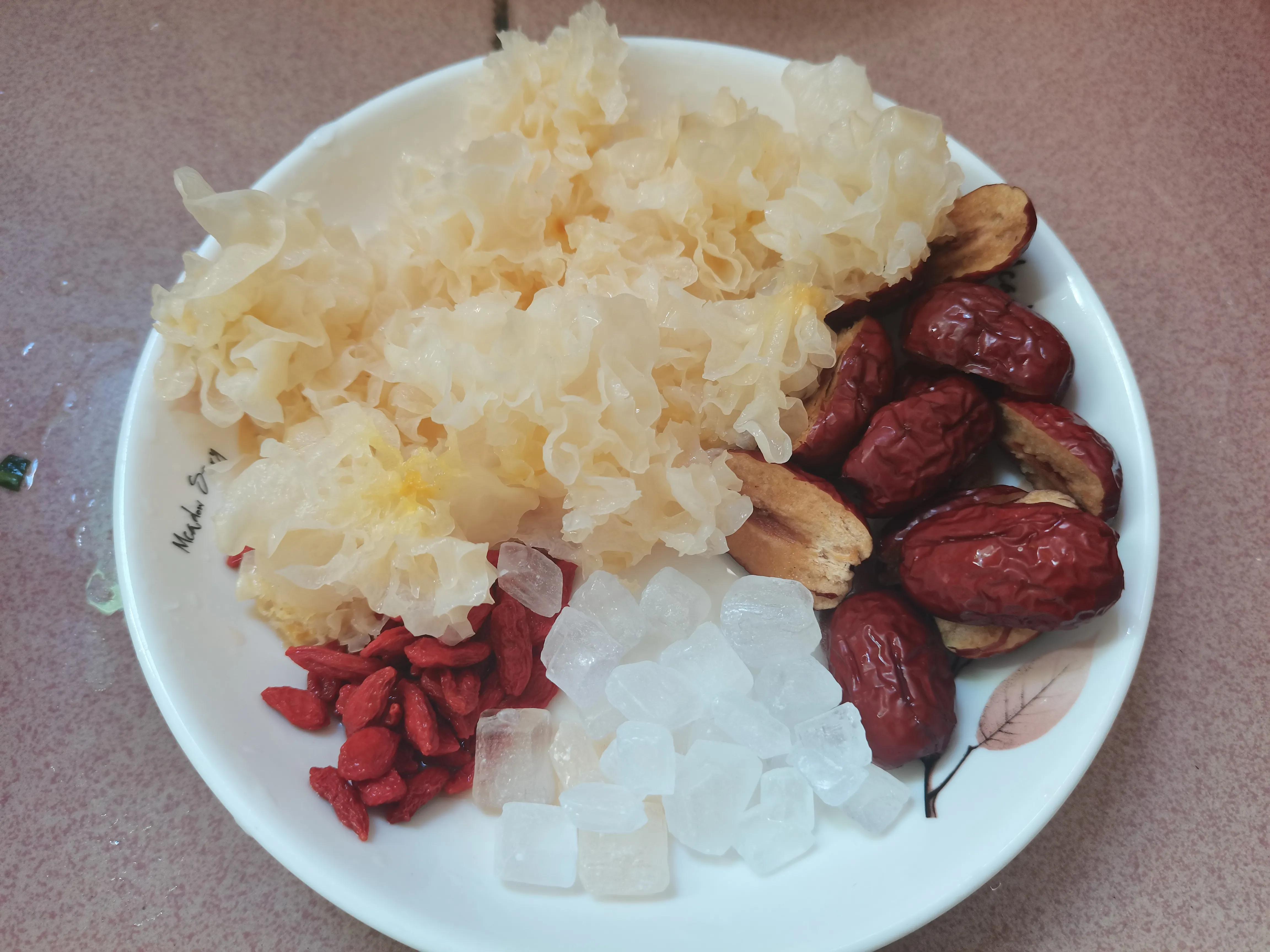 秋冬季太干燥了，来个冰糖银耳雪梨羹，止咳润肺，做法简单