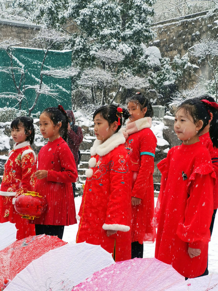 雪送祥瑞兆丰年：济南市民冒雪赏景