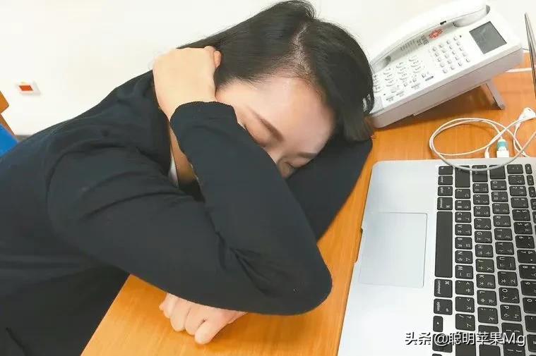 今日热搜，女子枕手臂午睡一个小时右手瘫了