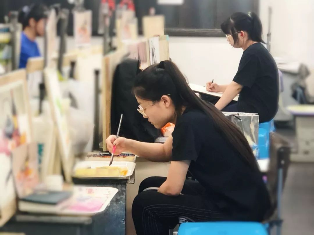 山西一女大学生两腿支撑坐“椅背”引热议，拍段子也要注意安全