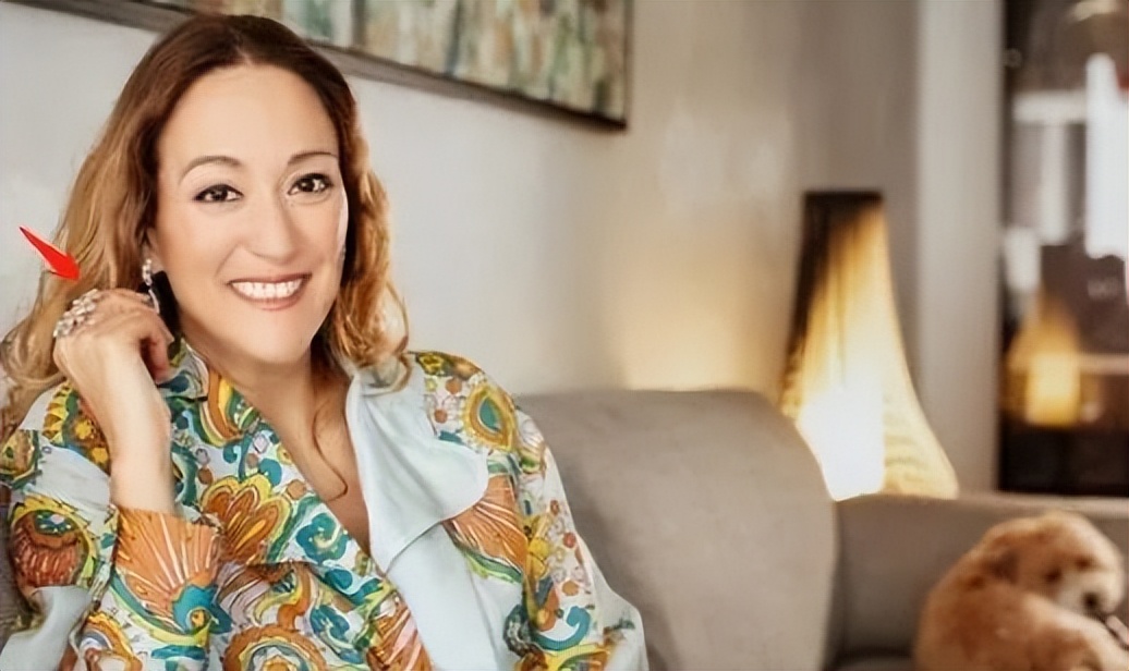 赌王嫡孙女罕见发动态，眉眼像极亡父何猷光，不争家产却身价不菲