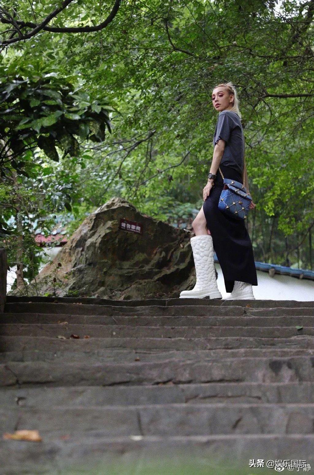 宁静晒山间漫步随拍 金发脏辫配长靴好酷飒