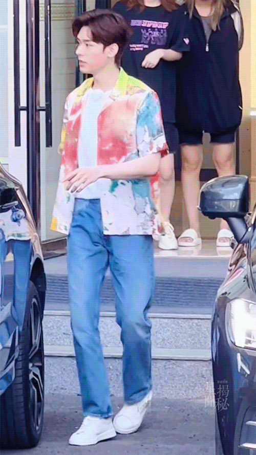 综艺《极限挑战》横店路透中帅气的龚俊