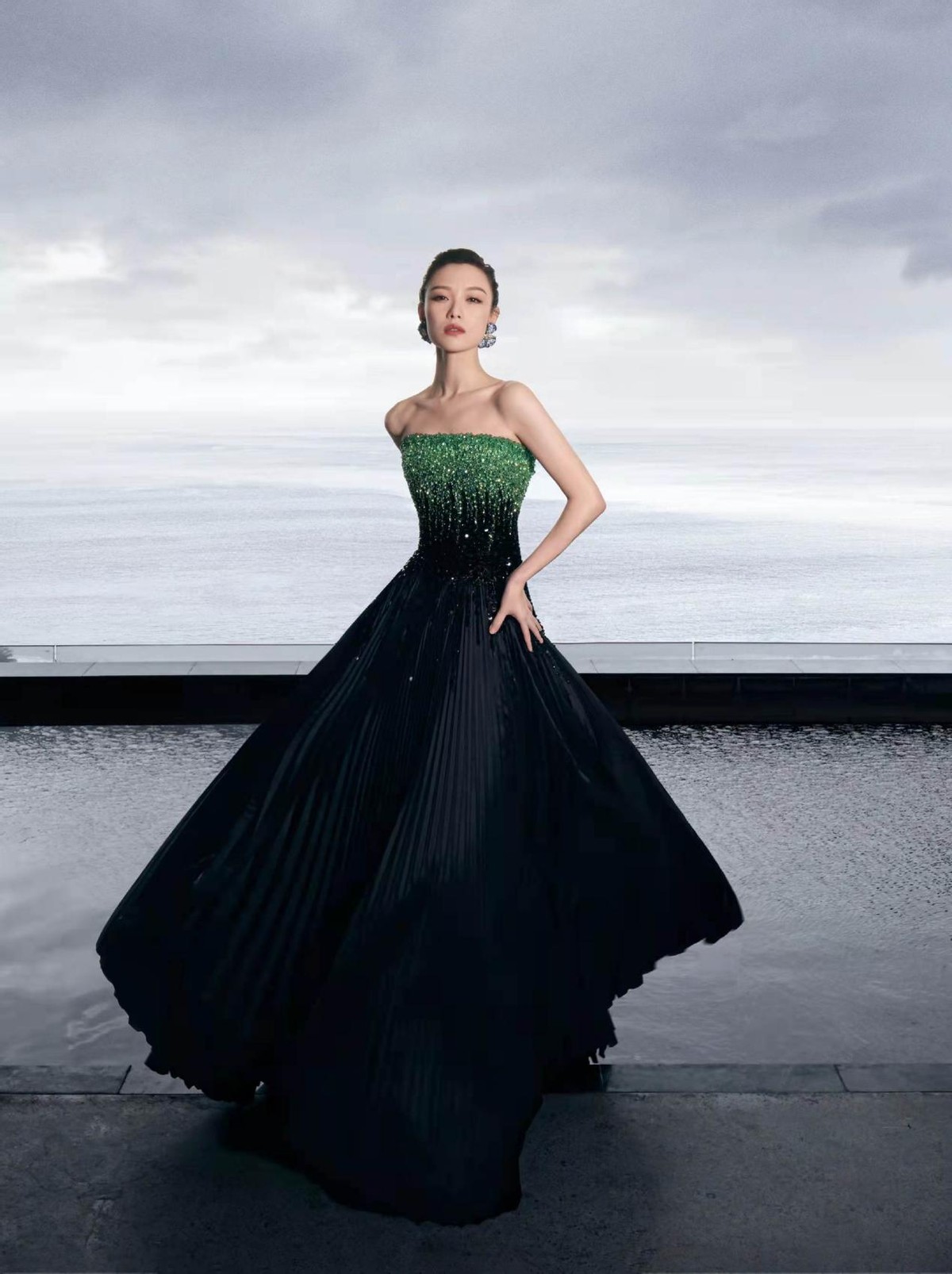 中国风就是最牛的！张小斐穿云锦高定靠文化底蕴美过倪妮，成赢家