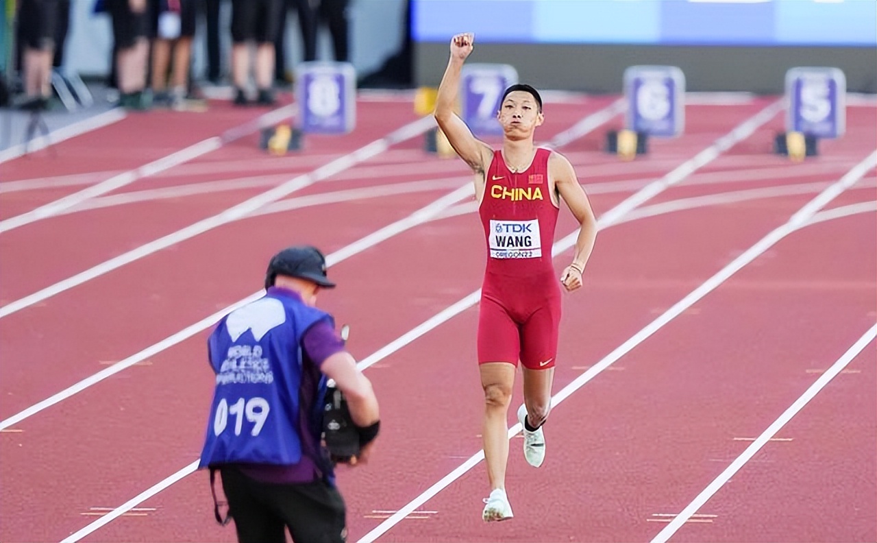 易烊千玺考编霸屏热搜，然而这个中国男孩刚刚在美国创造了历史