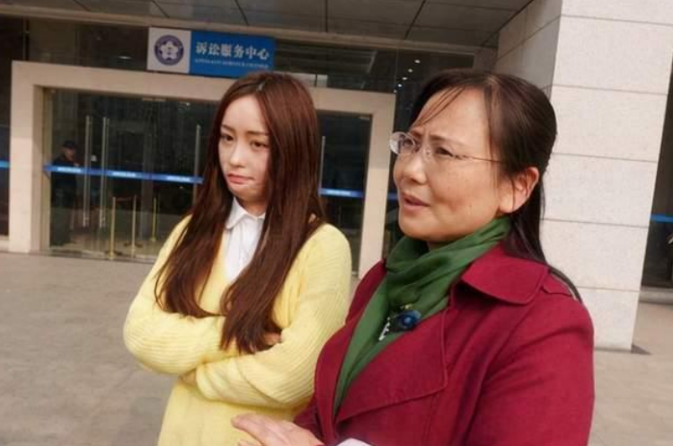 10年前，为了爱情不择手段的官二代，当街泼汽油报复16岁少女周岩