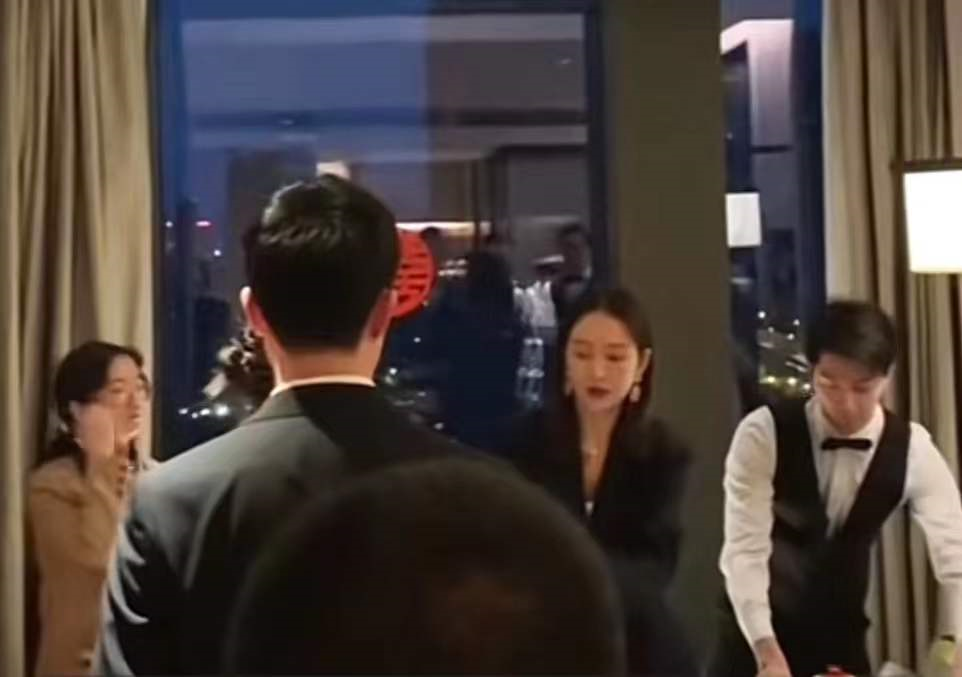 王鸥现身同母异父妹妹婚礼，主动帮服务员备茶水，热情合照无架子