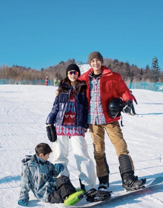 杜江陪霍思燕甜蜜度假后，晒和儿子滑雪照，8岁嗯哼越来越像爸爸