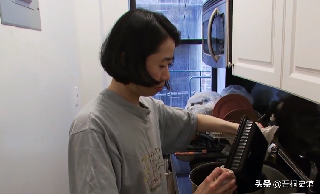 纽约大姐一条裤子连穿13年，上厕所从不用纸，13年后省出了一套房