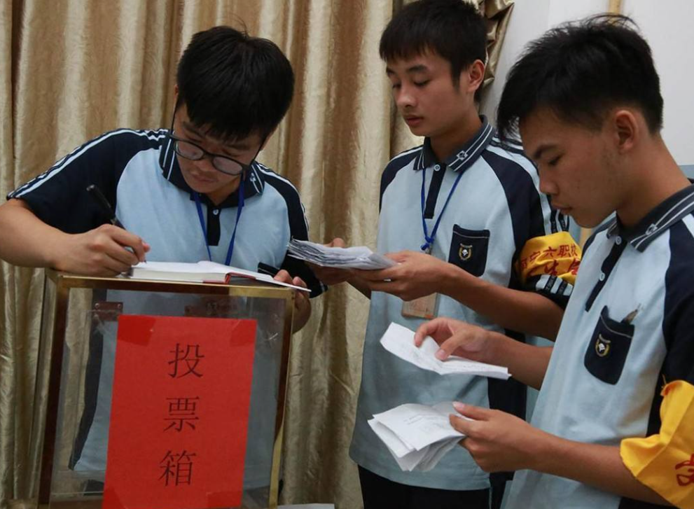 大学生竞选助教，拉票环节花样百出，女生跳一曲拉丁舞稳操胜算