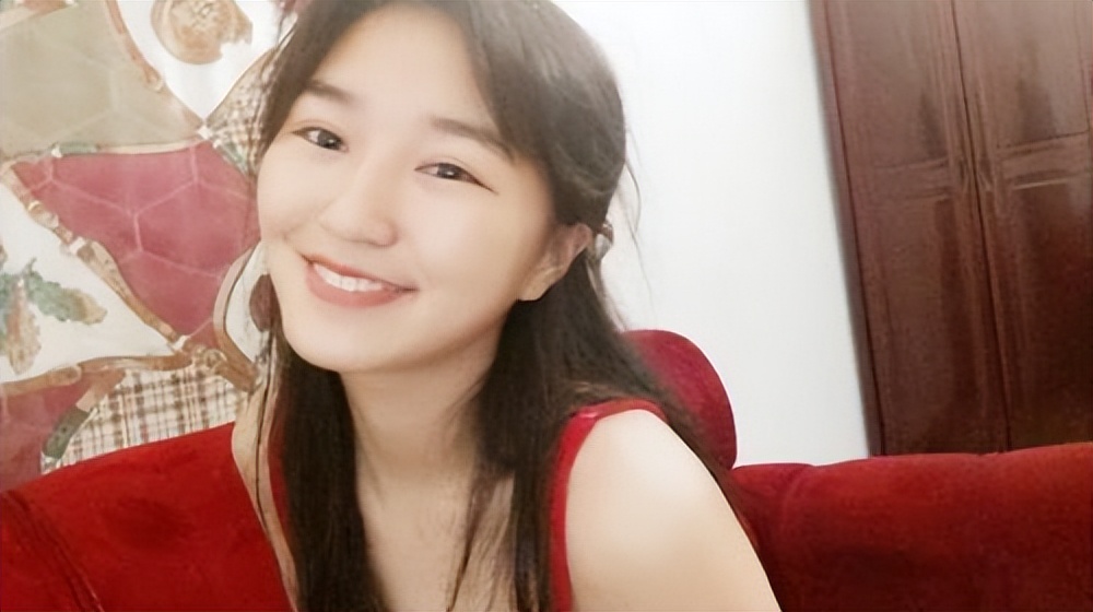 女网红沈樵，自拍15部视频获利30余万元，为钱与人视频聊天