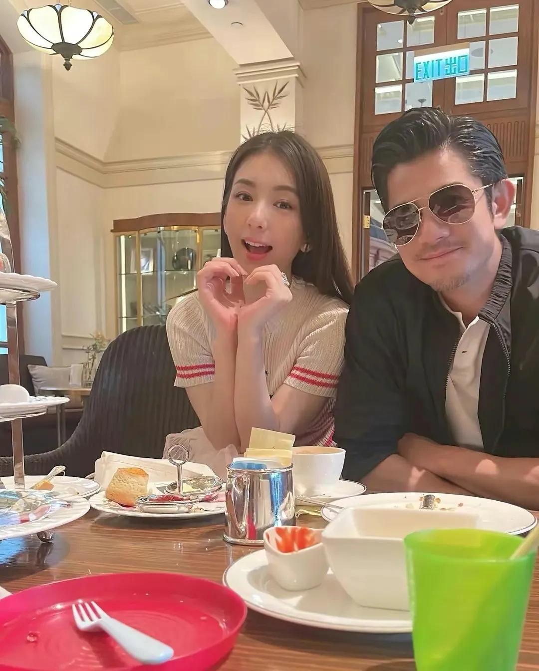 郭富城一家出游其乐融融，俩女儿穿姐妹装活泼可爱，岳父很显年轻