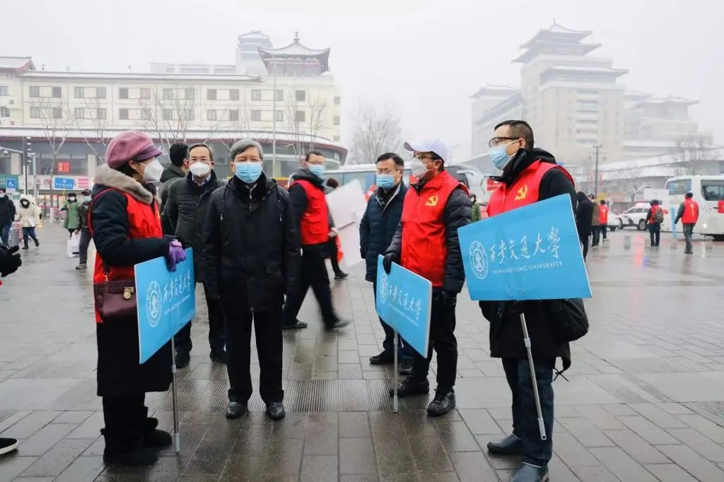 发放“年货礼包”，党委书记、校长来送！西安交大3.4万余名学生离校回家！