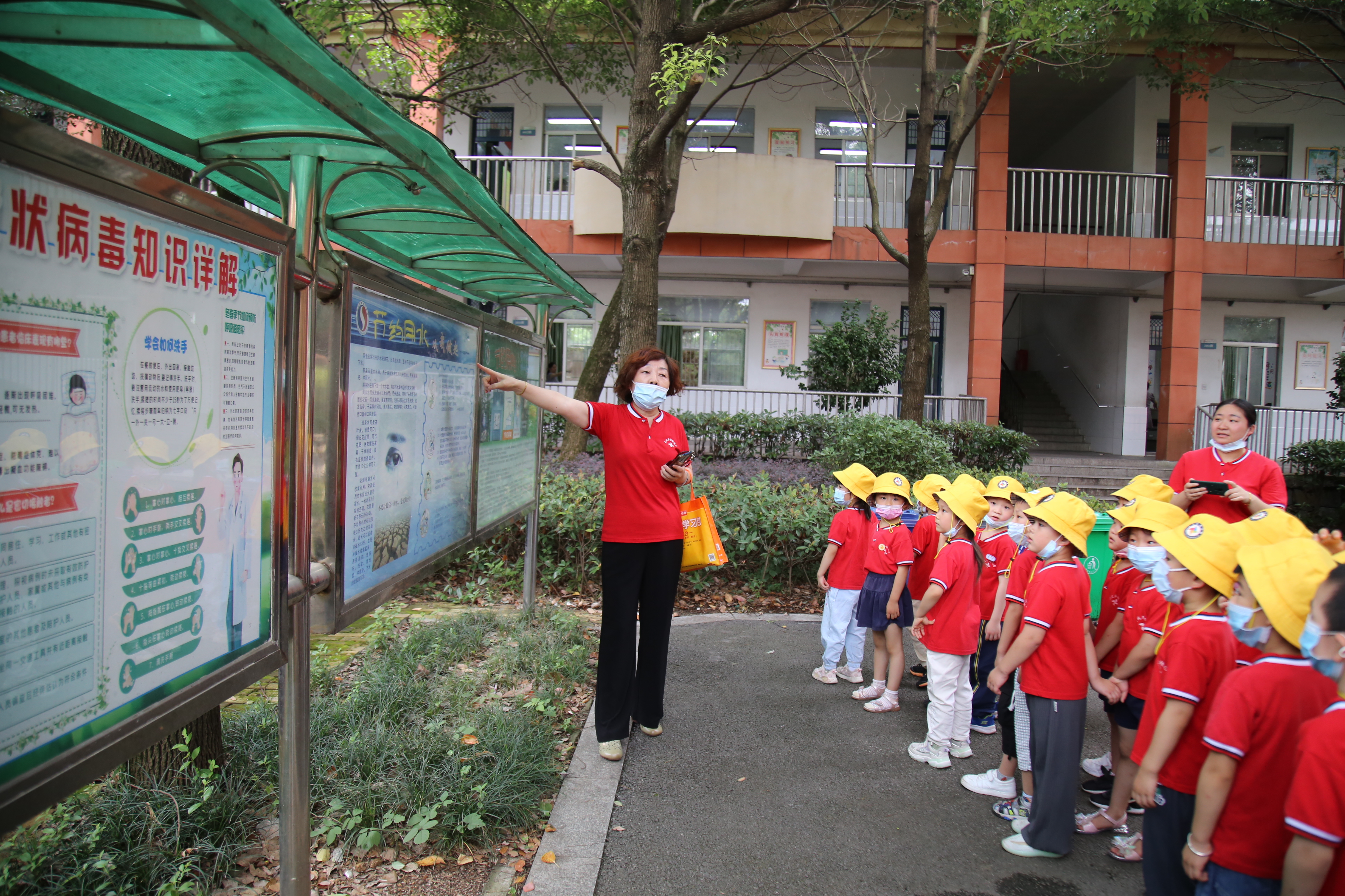 幼儿园孩子进东方红小学 体验小学生活