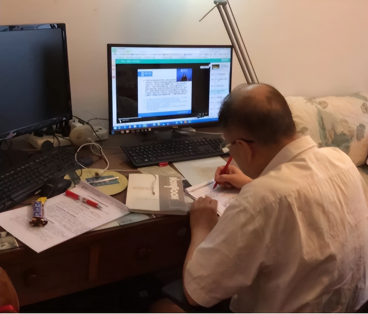 2019年，67岁大爷7次备战法考被人笑话，结果成功考过，当上律师