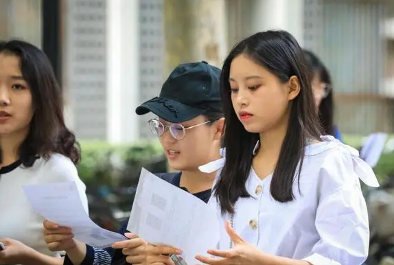 曾备受追捧的会计学专业，如今“跌落”神坛，百万年薪不香了？