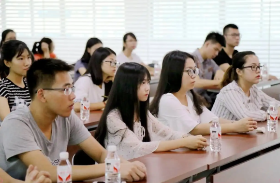 大学里的新型攀比火了，看到男生寝室现状，女生表示不可思议