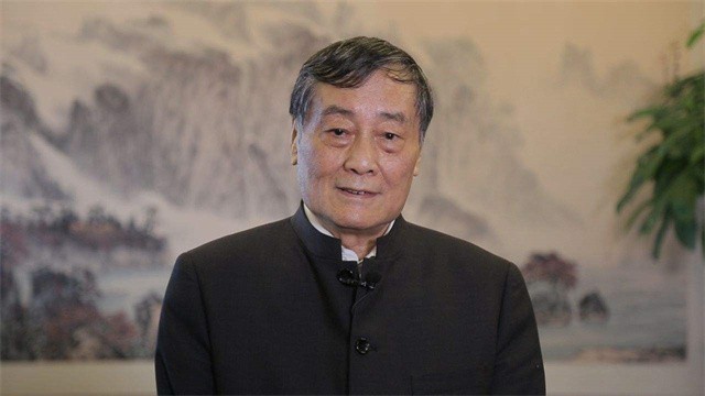 每年赚上亿利息，却穿廉价衣服舍不得坐飞机，首富请他吃饭都不去