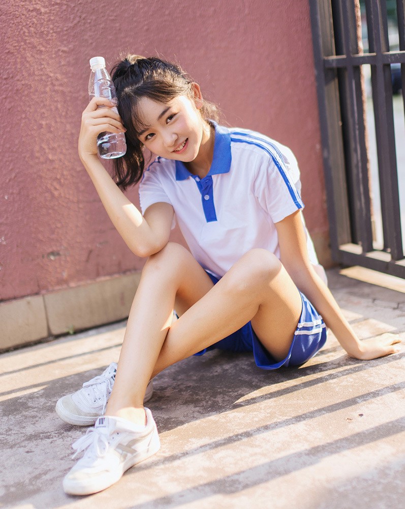 河北女大学生穿着随意，被10岁妹妹清凉神器秒杀，网友补刀很扎心