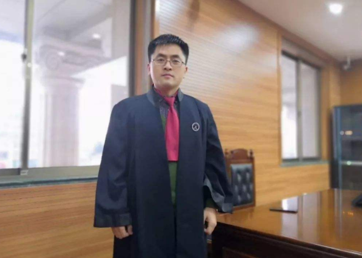 毕业多年后才醒悟，公务员和律师差距过于明显，不只是薪资待遇