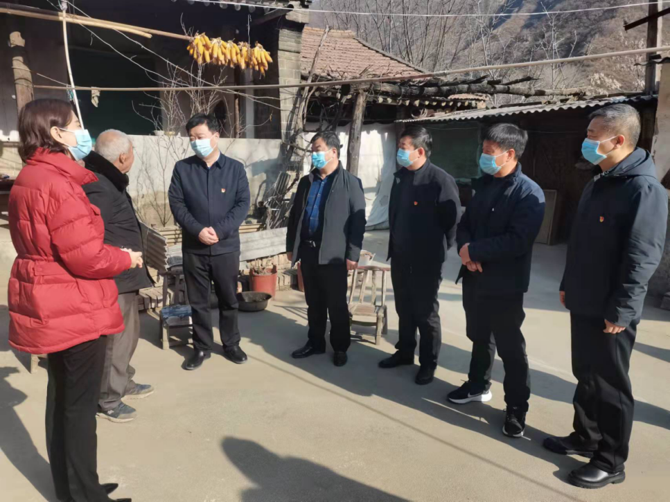 潼关县委常委、政法委书记王耀龙一行走访慰问离休老干部、老党员和困难党员