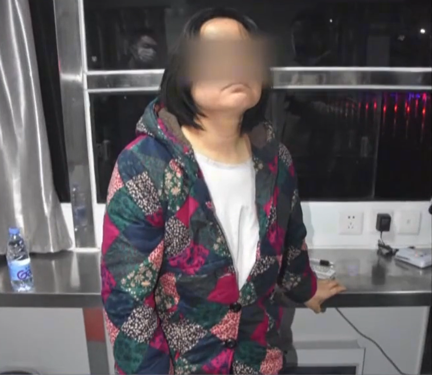 2020年，男子勒死老婆后自首，老婆在派出所醒来，老婆：他没杀我