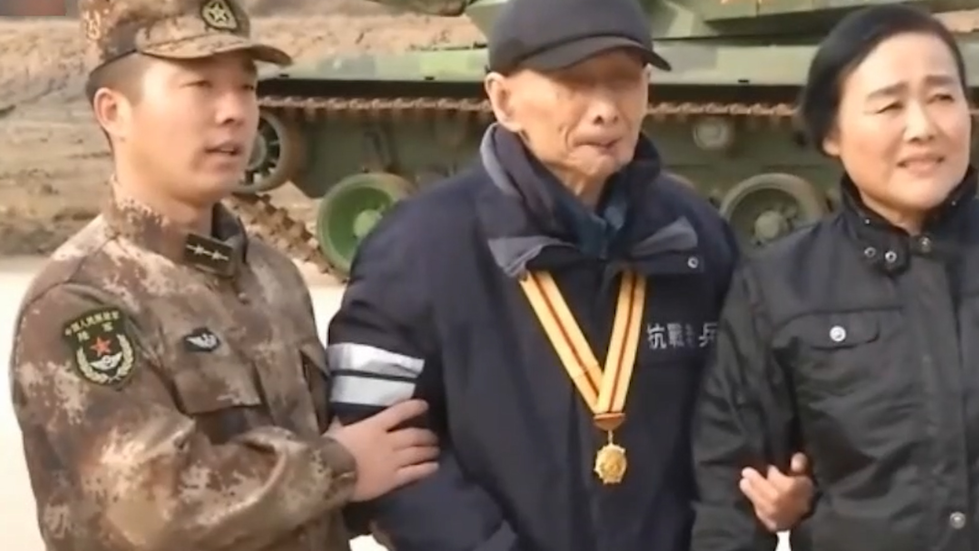 94岁失明老人，因收藏日军大印暴露身份，为何军区开6辆坦克相迎